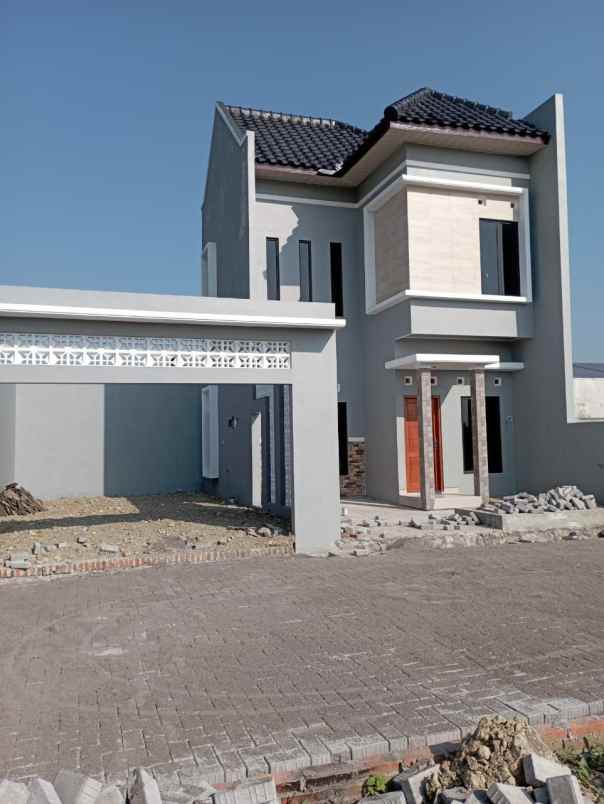 rumah dua lantai di jl ovensari balepadi baki