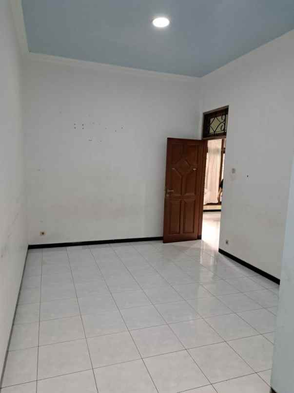 rumah jl kh abdullah hadap selatan