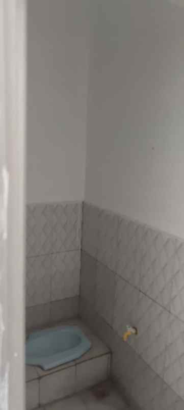 rumah kontrakan 8 pintu