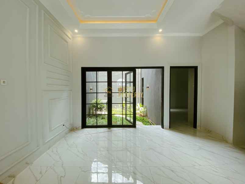 rumah mewah 2 lantai desain klasik di ngemplak sleman