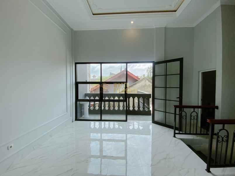 rumah mewah 2 lantai desain klasik di ngemplak sleman