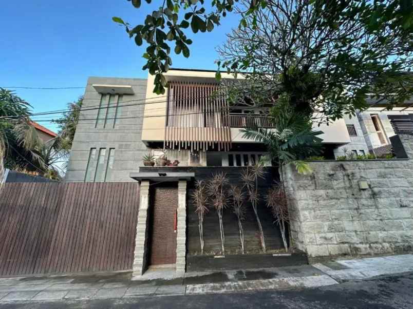 rumah mewah siap huni taman wedasari di kota denpasar