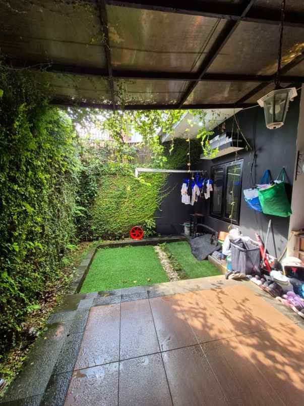 rumah minimalis komplek ciwaruga ada taman belakang