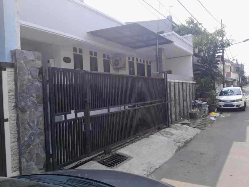 rumah murah 1 5 lantai di pondok bambu jakarta timur
