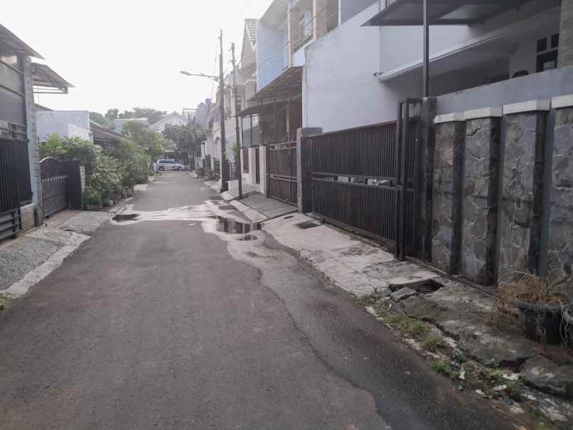 rumah murah 1 5 lantai di pondok bambu jakarta timur