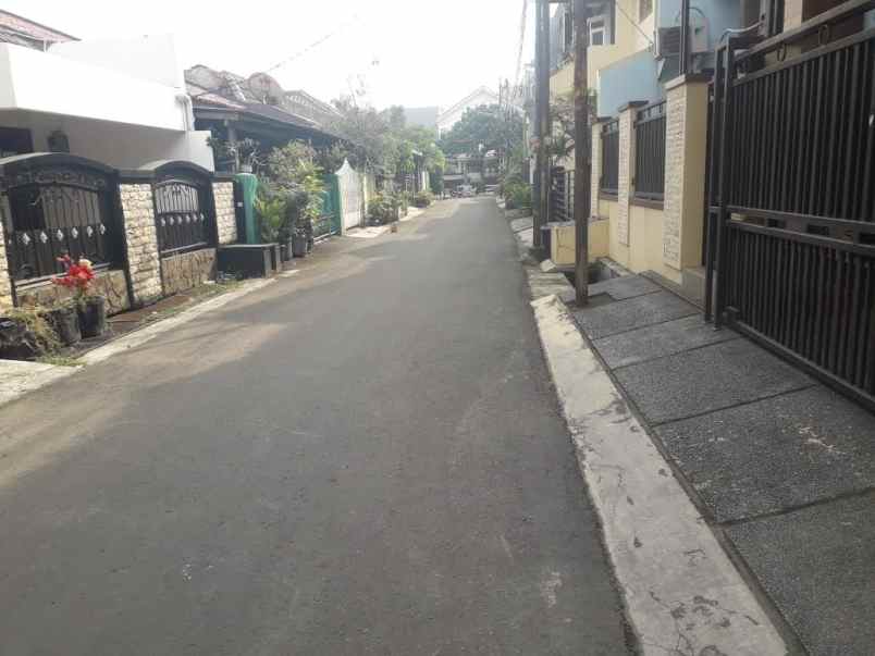 rumah murah 1 5 lantai di pondok bambu jakarta timur