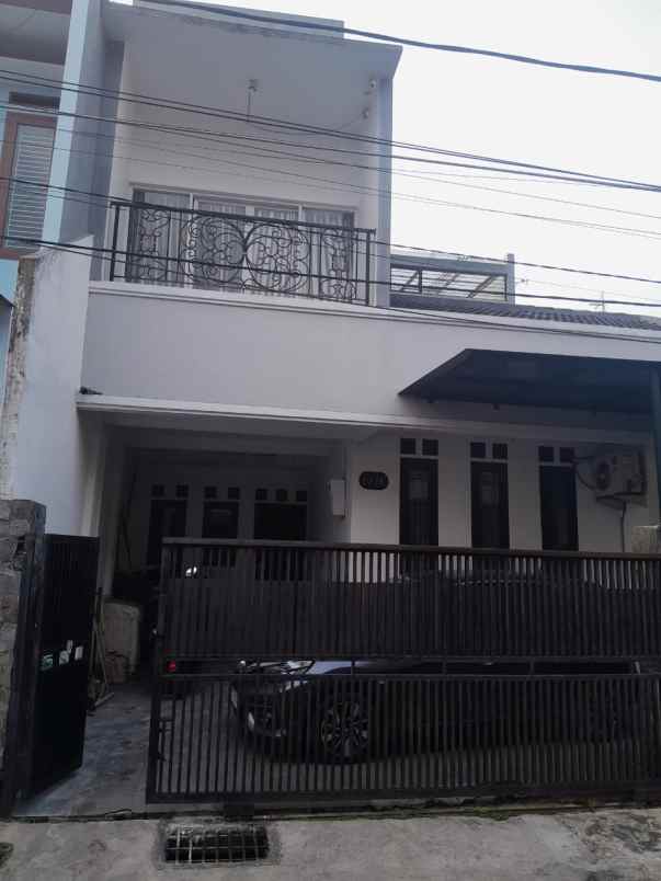 rumah murah 1 5 lantai di pondok bambu jakarta timur