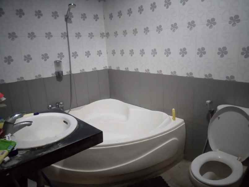 rumah murah 1 5 lantai di pondok bambu jakarta timur