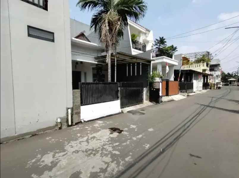 rumah nyaman manis di bintara pondok kopi
