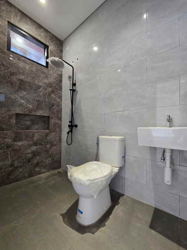 rumah ready stock akses 2 mobil di rawamangun