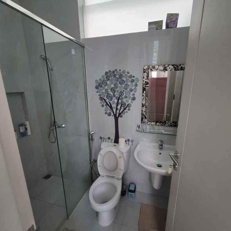 rumah royal residence strategis minimalis pool