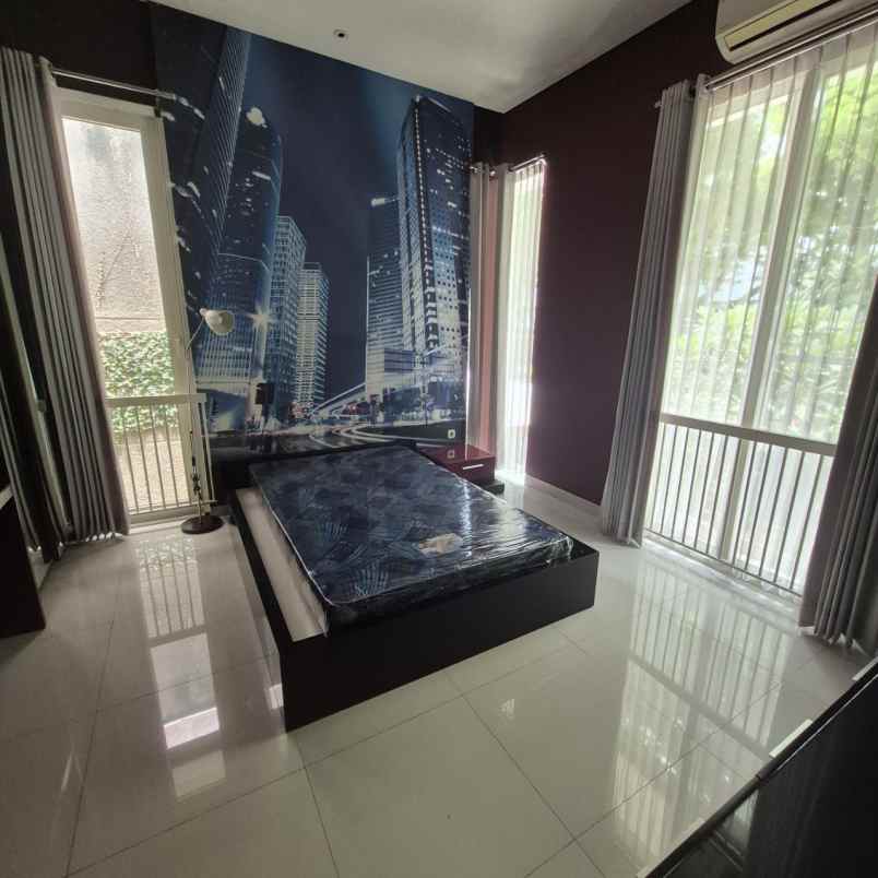 rumah royal residence strategis minimalis pool