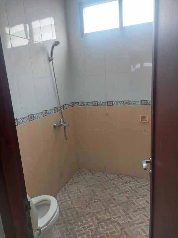 rumah strategis dekat sekolah pusat belanja siap huni