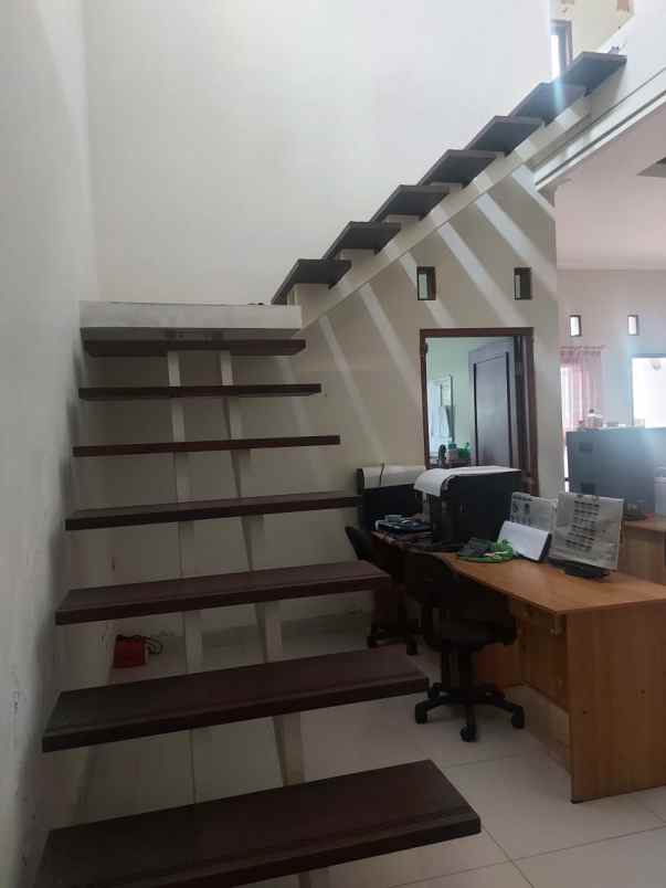 rumah strategis dekat sekolah pusat belanja siap huni