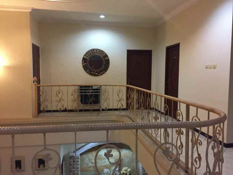 rumah sutorejo prima strategis furnish