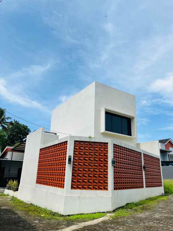 rumah villa jogja utara swimming pool dekat kampus uii