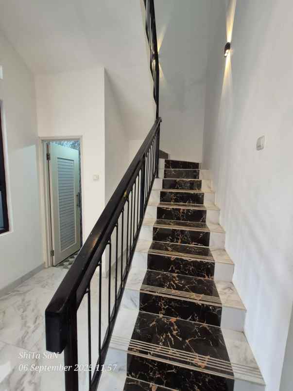 dijual dalam komplek maharaja depok