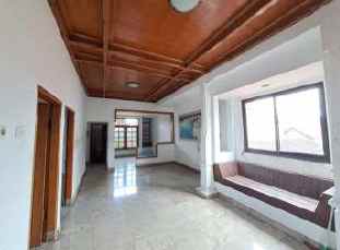 dijual rumah 2 lantai terletak di tengah kota denpasar