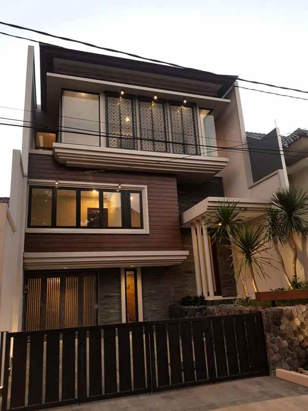 dijual rumah araya