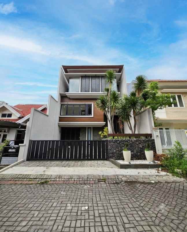 dijual rumah araya