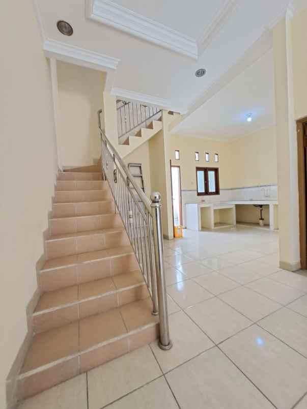 dijual rumah beji timur