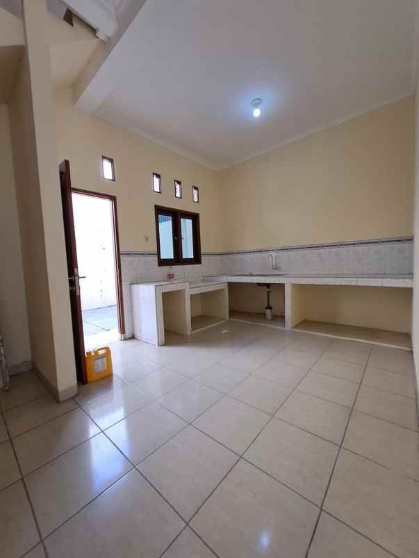 dijual rumah beji timur