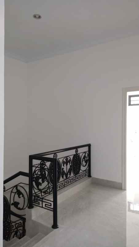 dijual rumah boulevard hijau kota