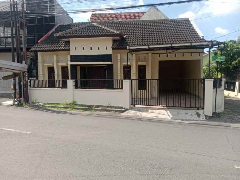 dijual rumah caturtunggal kabupaten
