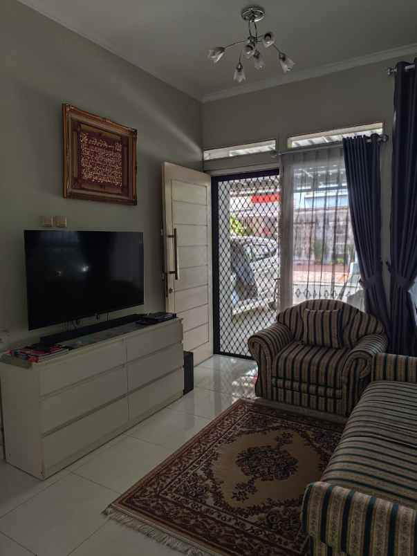 dijual rumah cluster savana metland menteng
