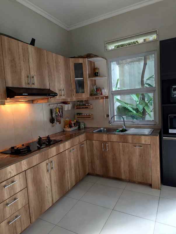 dijual rumah cluster savana metland menteng