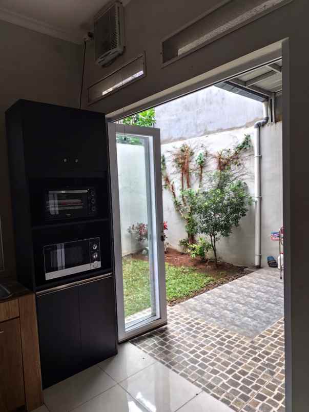 dijual rumah cluster savana metland menteng
