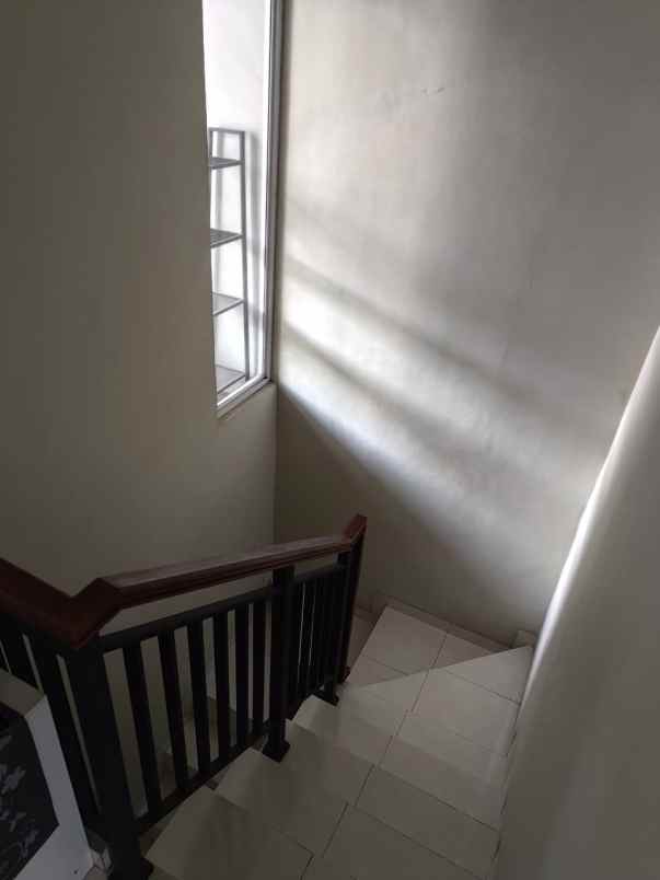 dijual rumah cluster savana metland menteng
