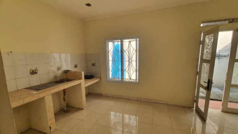 dijual rumah dgn tanah luas harga murah