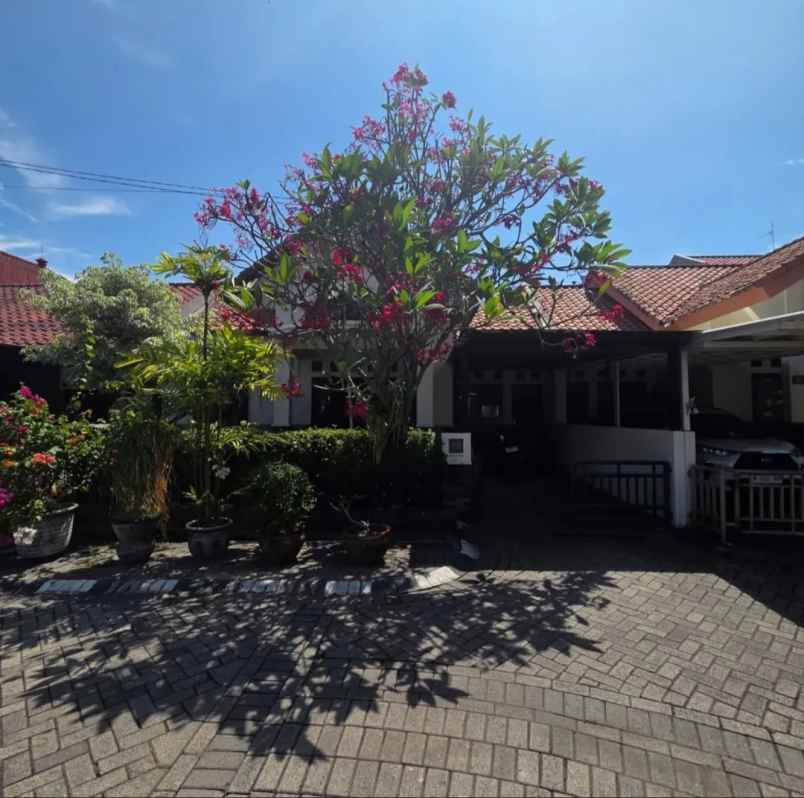 dijual rumah di perumahan babatan pratama