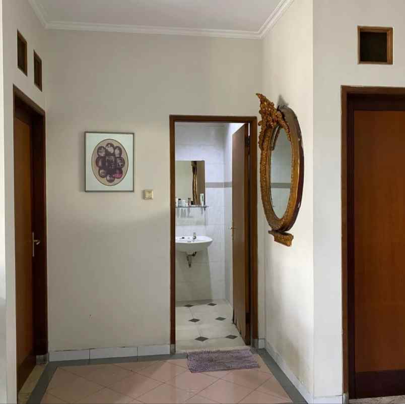 dijual rumah di perumahan babatan pratama