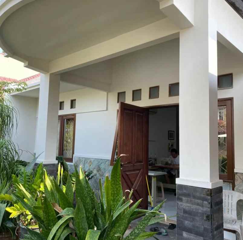 dijual rumah di perumahan babatan pratama