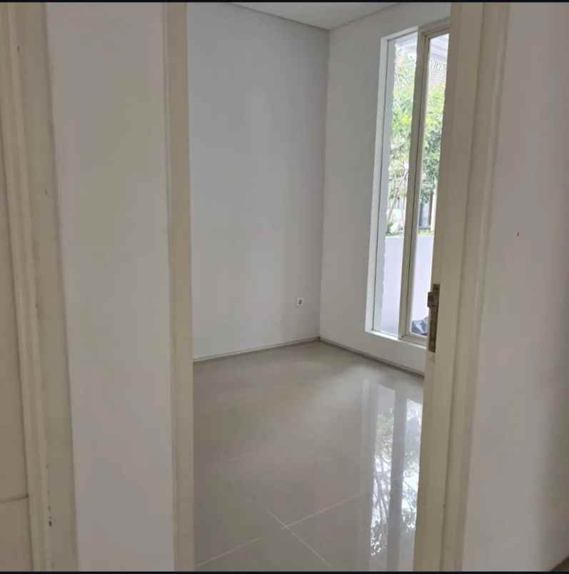 dijual rumah di perumahan northwest park