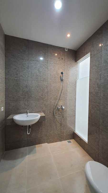 dijual rumah grand island pakuwon city