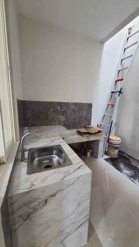 dijual rumah grand island pakuwon city