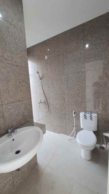 dijual rumah grand island pakuwon city