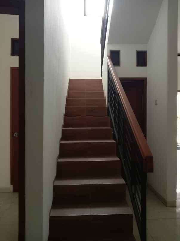 dijual rumah gunung raya cirendeu