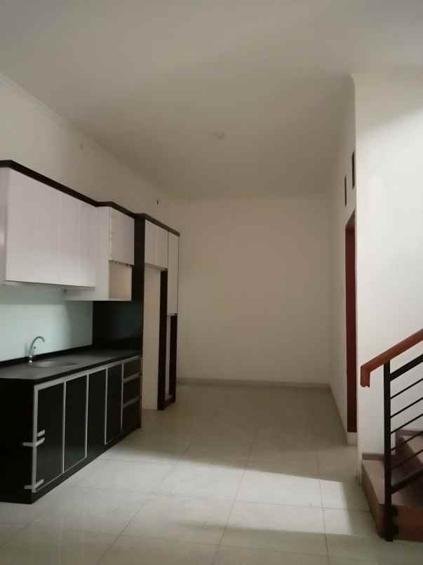 dijual rumah gunung raya cirendeu