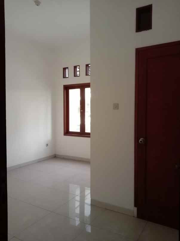 dijual rumah gunung raya cirendeu