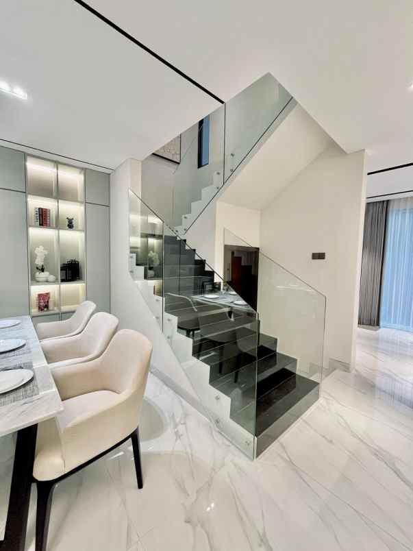 dijual rumah jalan graha famili