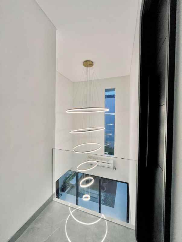 dijual rumah jalan graha famili