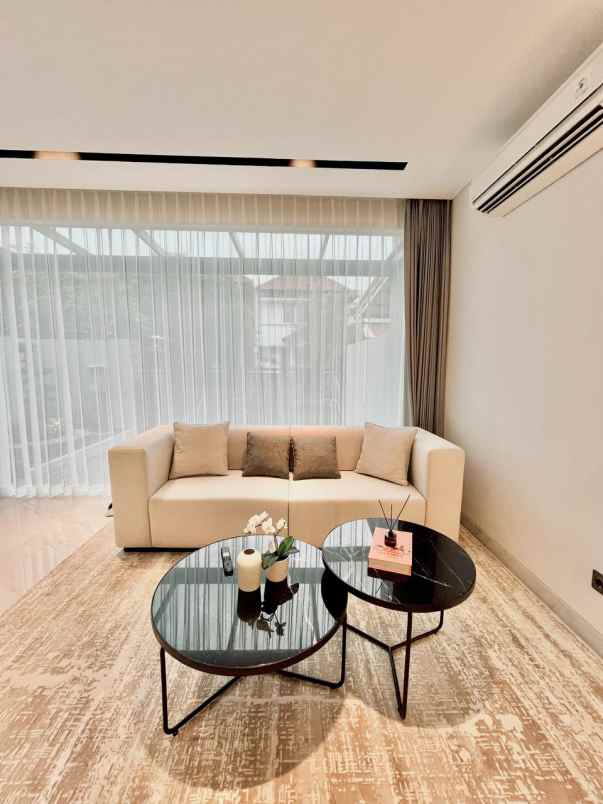 dijual rumah jalan graha famili