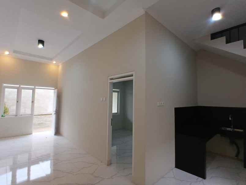 dijual rumah jalan permana