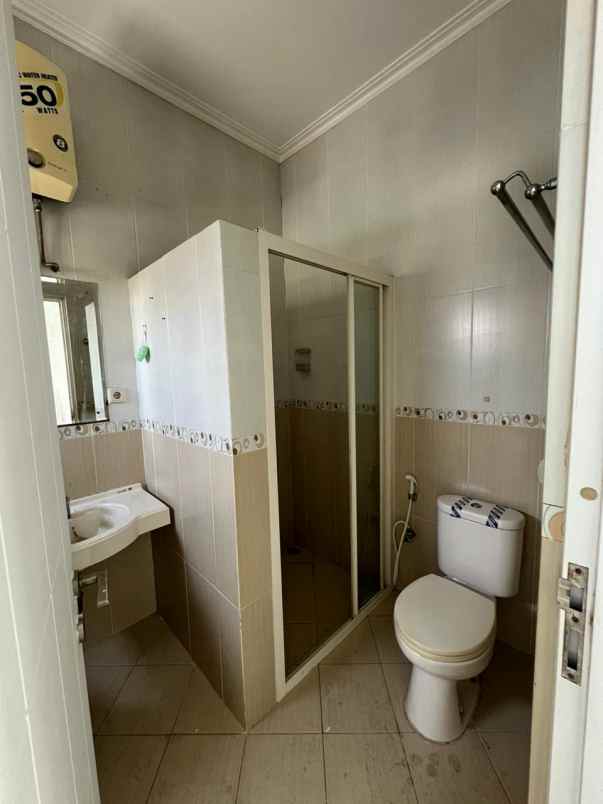 dijual rumah jalan raya kota wisata