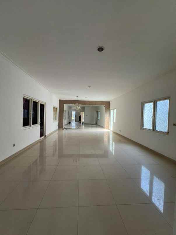 dijual rumah jalan raya kota wisata