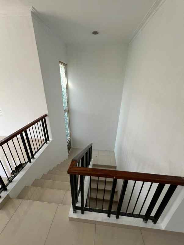 dijual rumah jalan raya kota wisata
